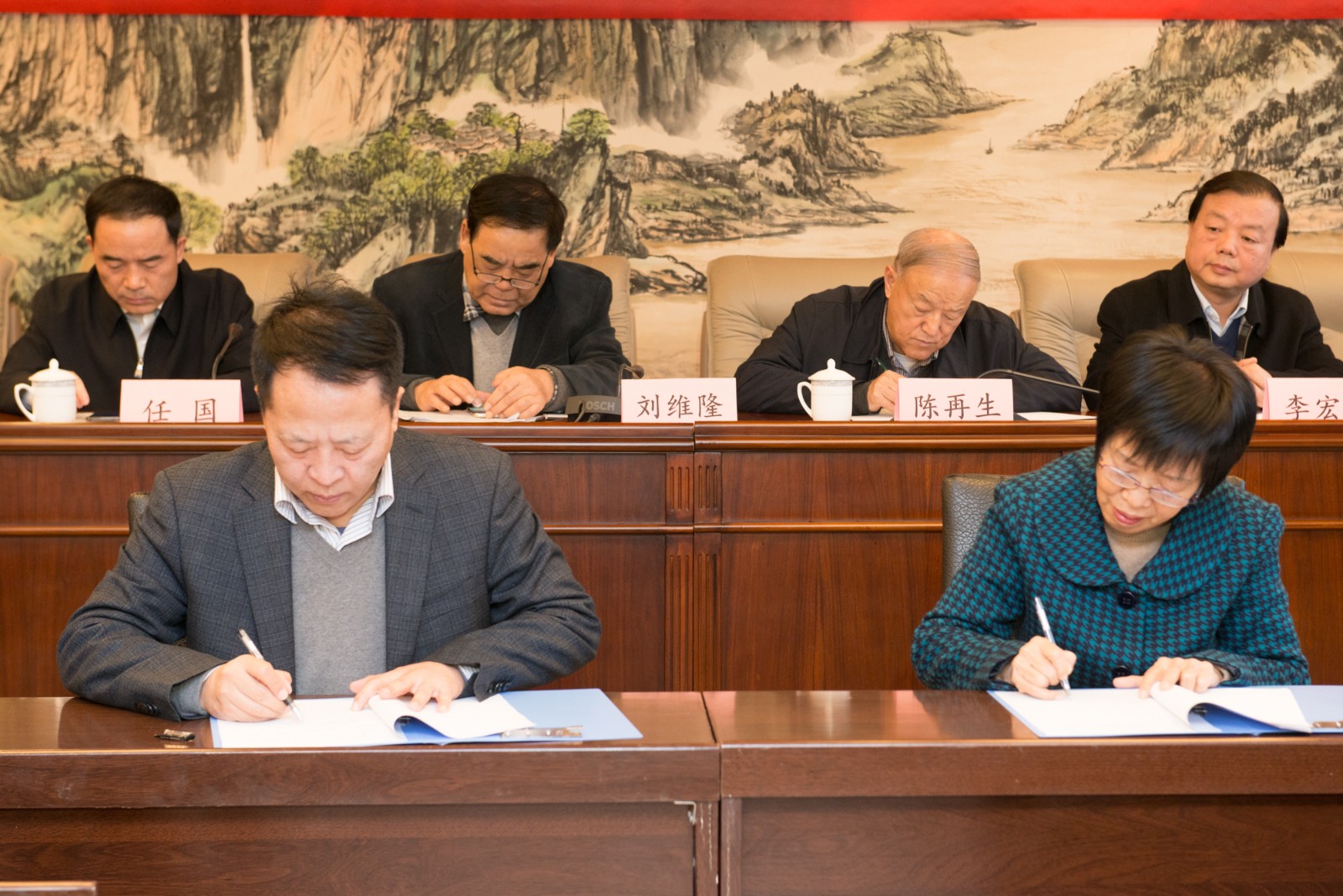 2平博集团与省慈善协会签署项目捐赠协议。。。。。.jpg