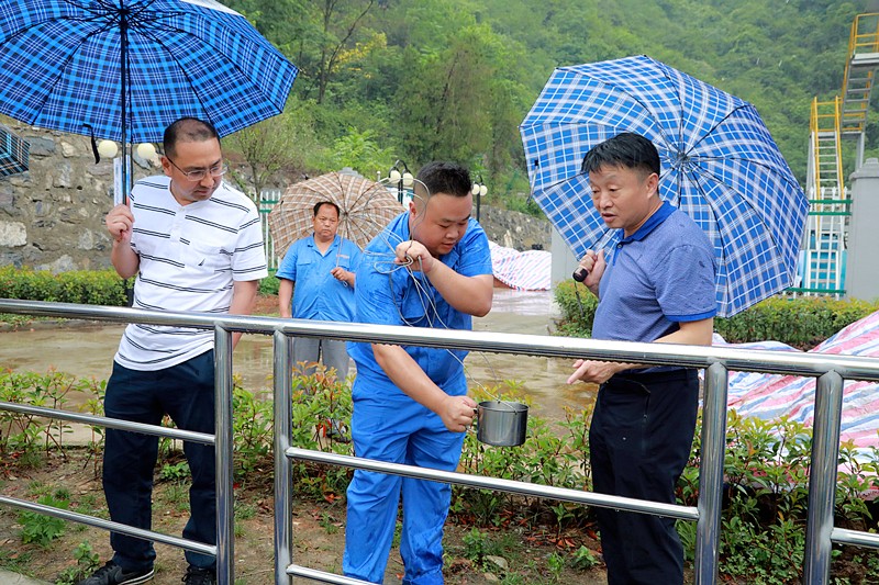 熊良虎在镇安污水处置惩罚厂调研时指出：以守护人民群众喝上清洁的水、定心的水为起点，，，，，，助力打好碧水守卫战
