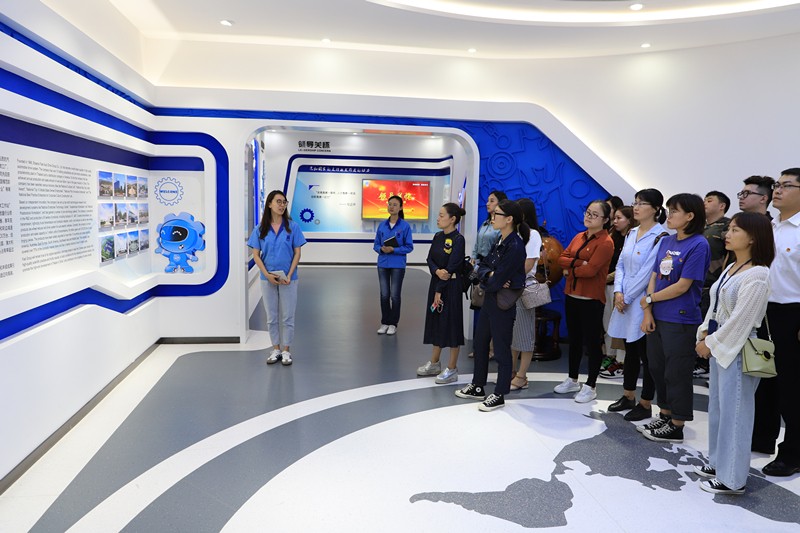 平博集团团委到法士特集团旅行学习